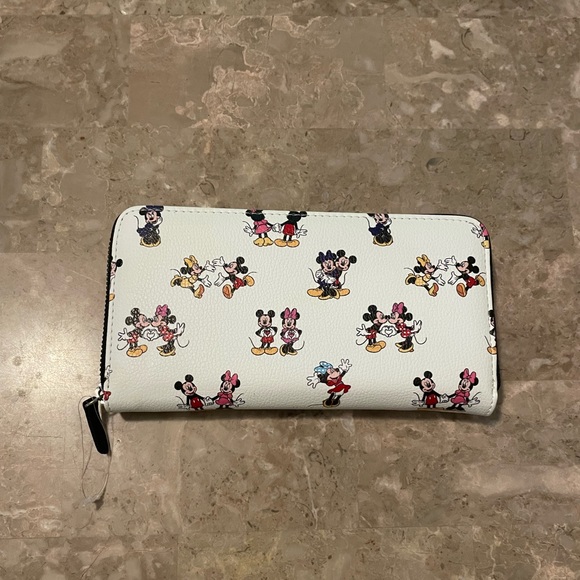 Minnie Mouse Disney Brand Wallet - NWT. - Picture 2 of 10